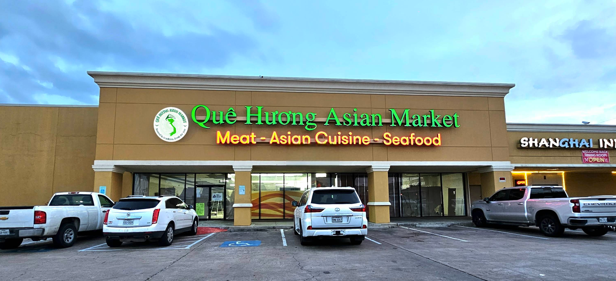 Quê Hương Asian Market storefront